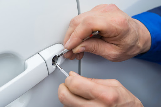 The Benefits of Hiring a Professional Locksmith